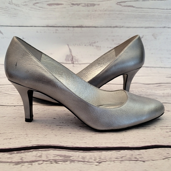 First Silver Heels - Picture 9 of 11